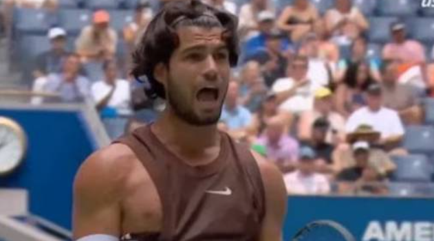 US Open Fashion Fail: Carlos Alcaraz\'s Shirt Slip Sparks Viral Memes After First-Round Win